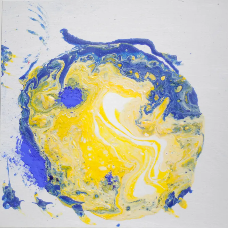 Pouring-Bild: eine runde Form in leuchtendem Gelb und Blau auf weißem Grund